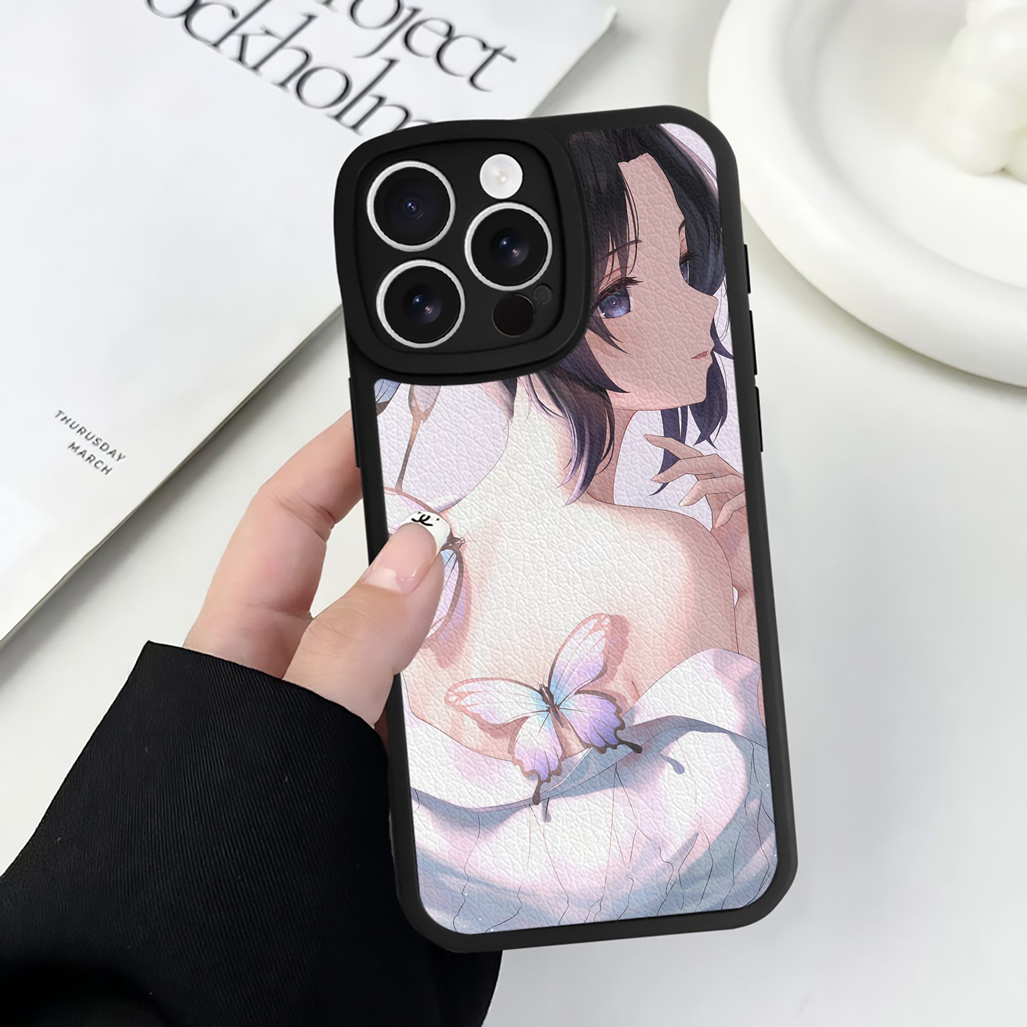 （画像用） 鬼滅の刃（きめつのやいば）蟲柱-胡蝶 しのぶ／こちょう しのぶ Kochou Shinobu 【iPhone 16シリーズ対応】シリコンスマホケース（レザー調） 材質：シリコン